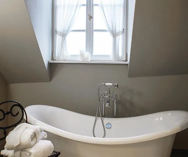 钟声浪漫酒店 2* 特里尔