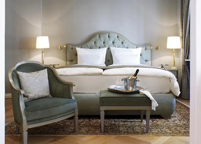 钟声浪漫酒店 酒店